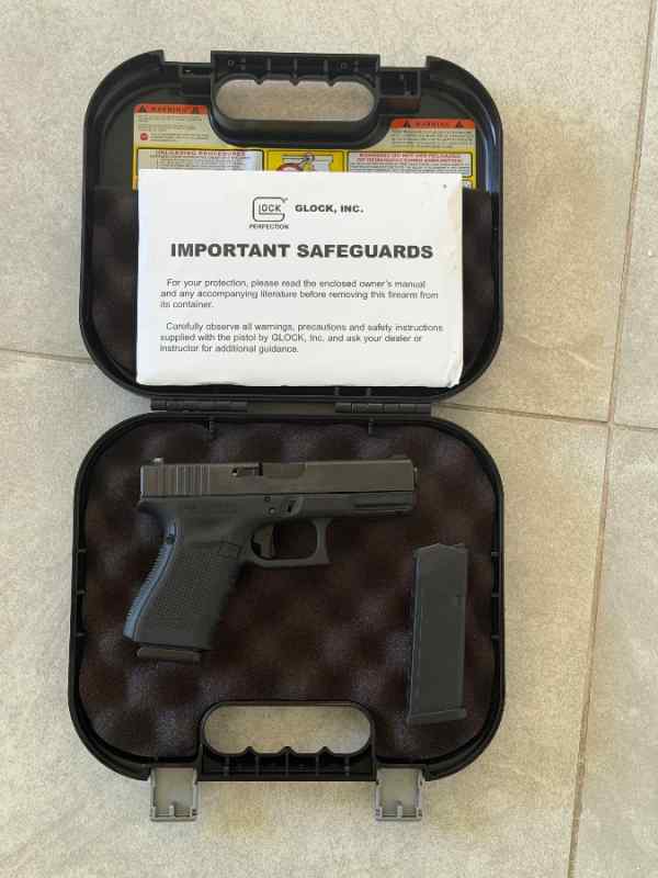 Glock 19 Gen 4 w/Trijicon Night Sights
